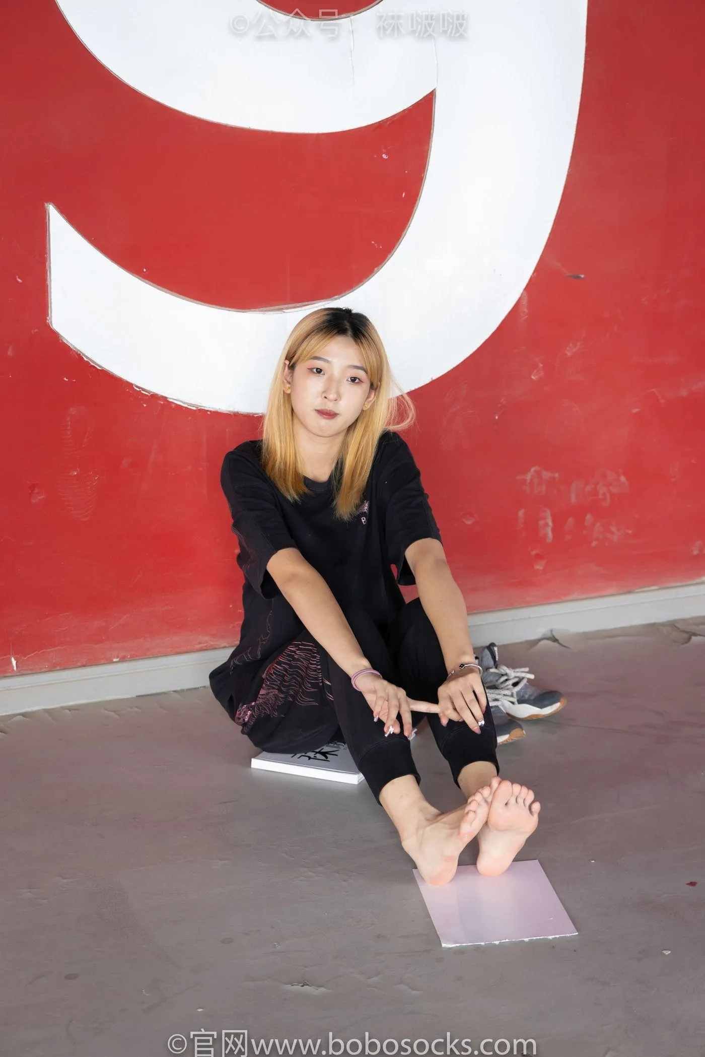[BoBoSocks袜啵啵]NO.018 木木-运动鞋、白棉袜、裸足 [136P]插图3